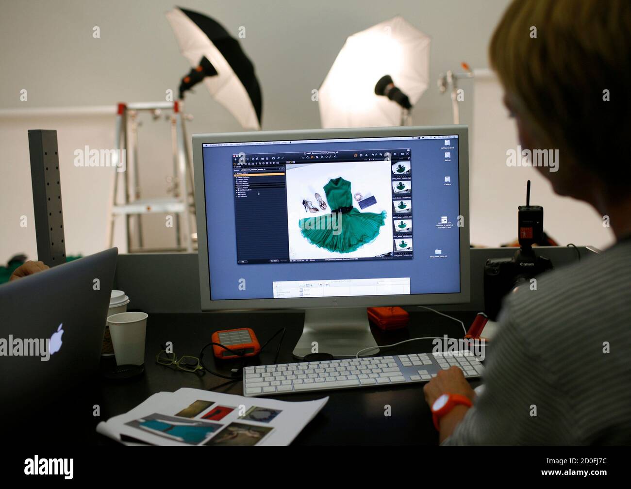 Retusche-Künstlerin Michelle White sieht eine Kleidung Anordnung auf einem  Computerbildschirm in eine eBay-Mode-Foto-Shooting in San Francisco,  Kalifornien 4. November 2010. Amazon.com und eBay Inc sind kämpfen für  Fashionistas dieser Urlaubssaison, in der
