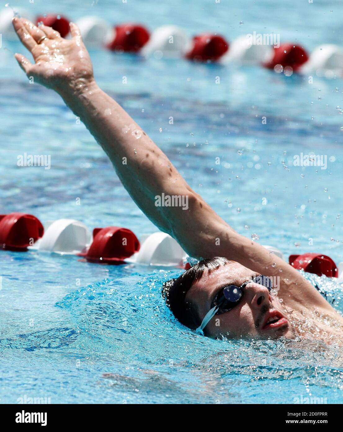 Kanadischer Schwimmer Ryan Cochrane von Victoria, BC verwendet ein Kick  Board, wie er an der Phoenix Swim Club in Phoenix, Arizona, 26. April 2012  praktiziert. Cochrane und seine Kollegen, die Olympioniken in