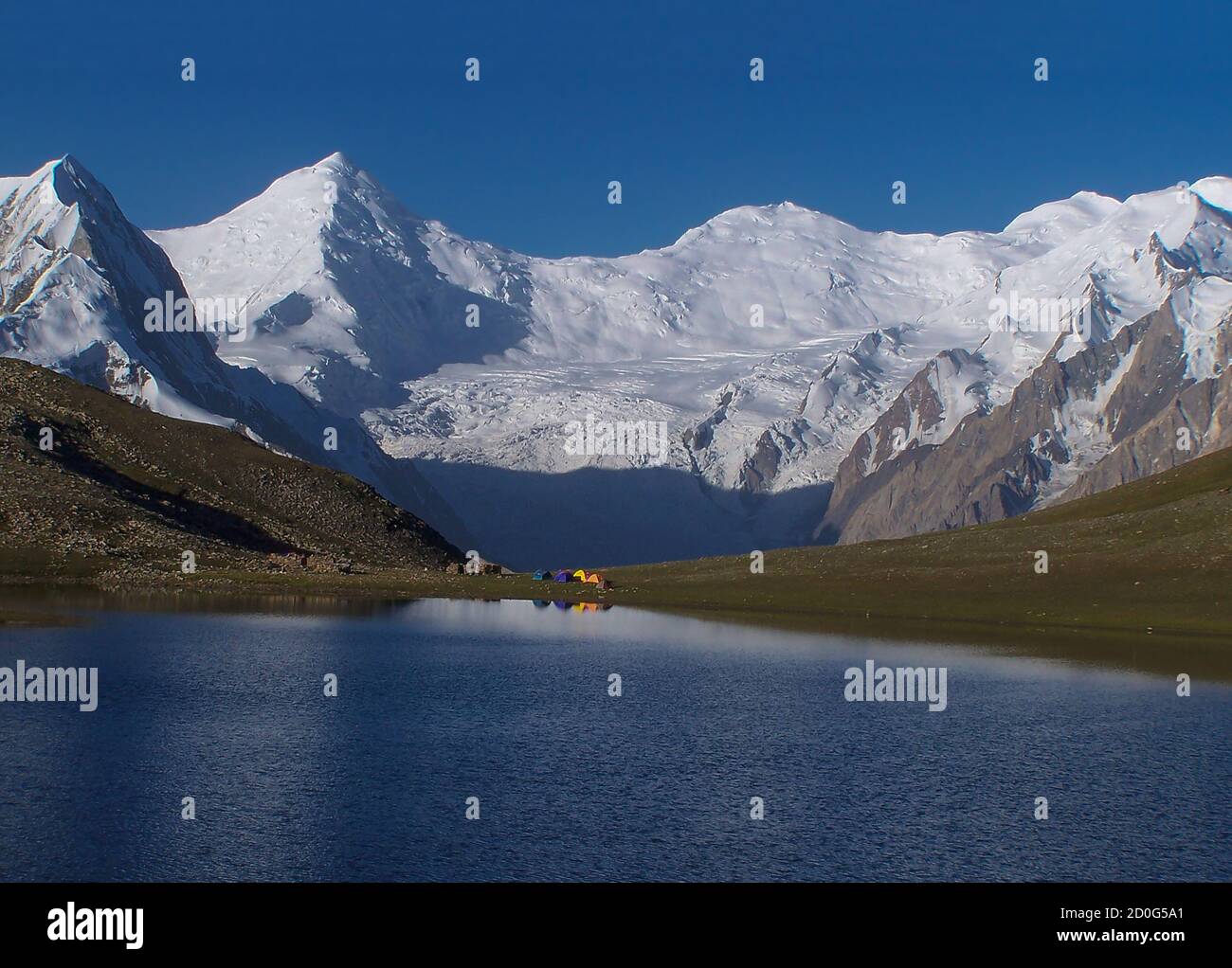 Rush Lake ist ein See in hoher Höhe in Nagar Valley, Gilgit-Baltistan, Pakistan in der Nähe von Rush Pari Peak. Bei 4,694 Metern Stockfoto