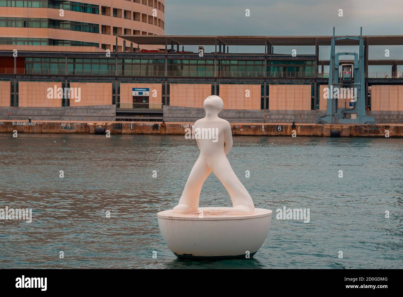 BARCELONA, KATALONIEN, SPANIEN - 10. OKTOBER 2016. Schwimmende Statue Miraestels (Sternbeobachtung am Hafen) von Robert Limos Stockfoto