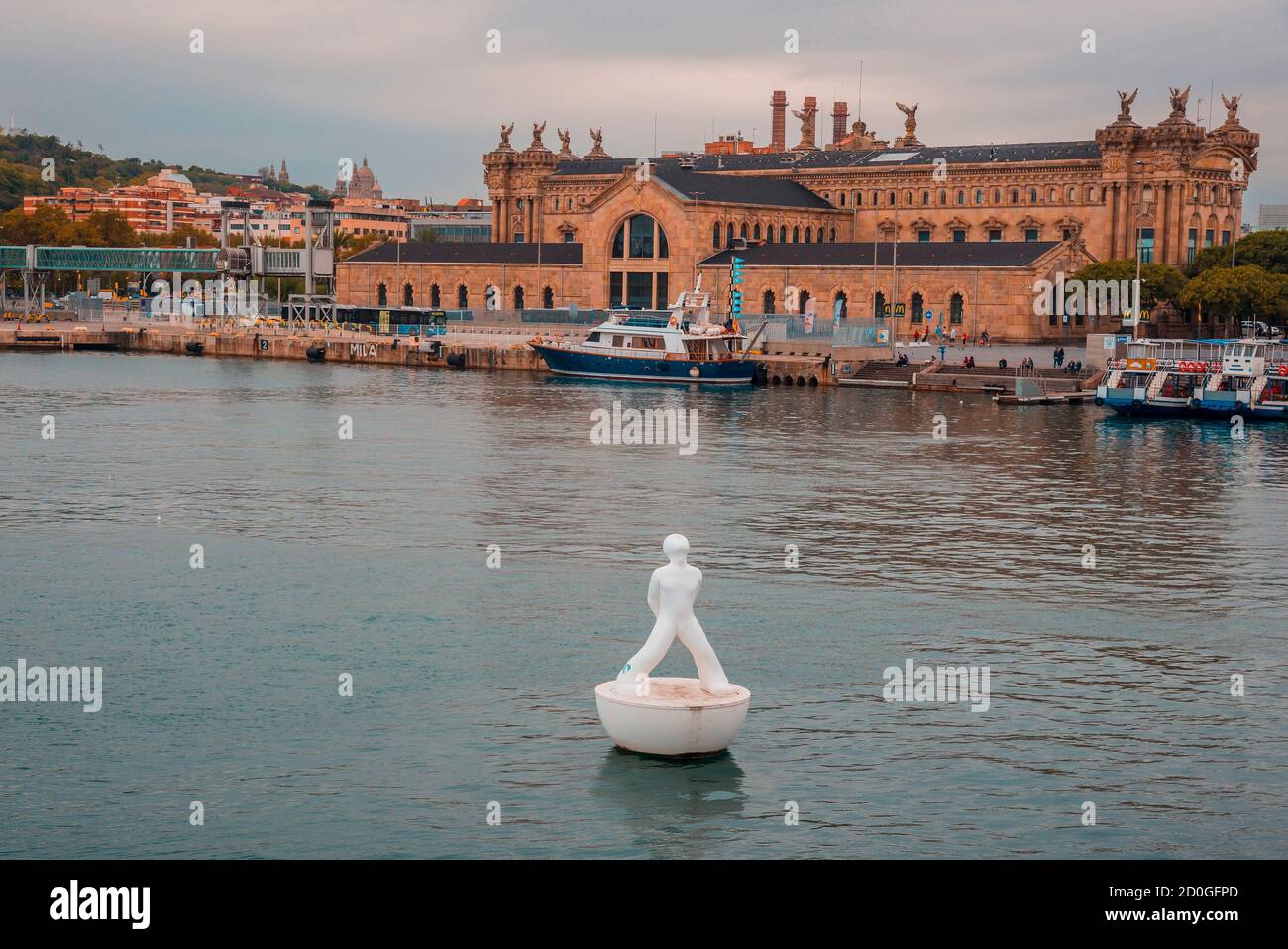 BARCELONA, KATALONIEN, SPANIEN - 10. OKTOBER 2016. Schwimmende Statue Miraestels (Sternbeobachtung am Hafen) von Robert Limos Stockfoto