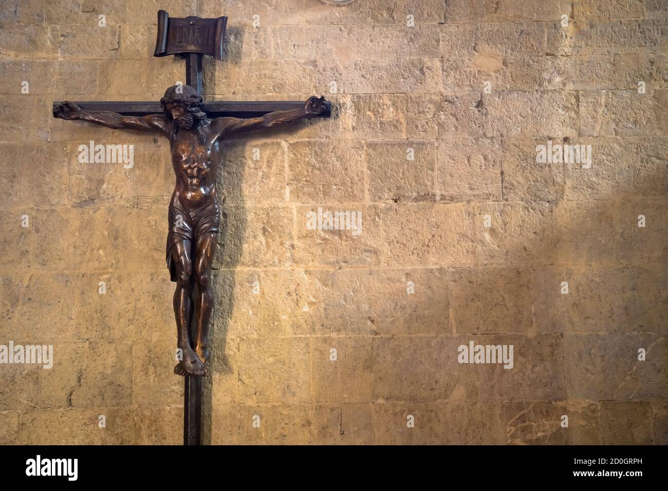 Altes italienisches Kruzifix aus Holz, mit Jesus Christus Symbol der Auferstehung und Erlösung Stockfoto