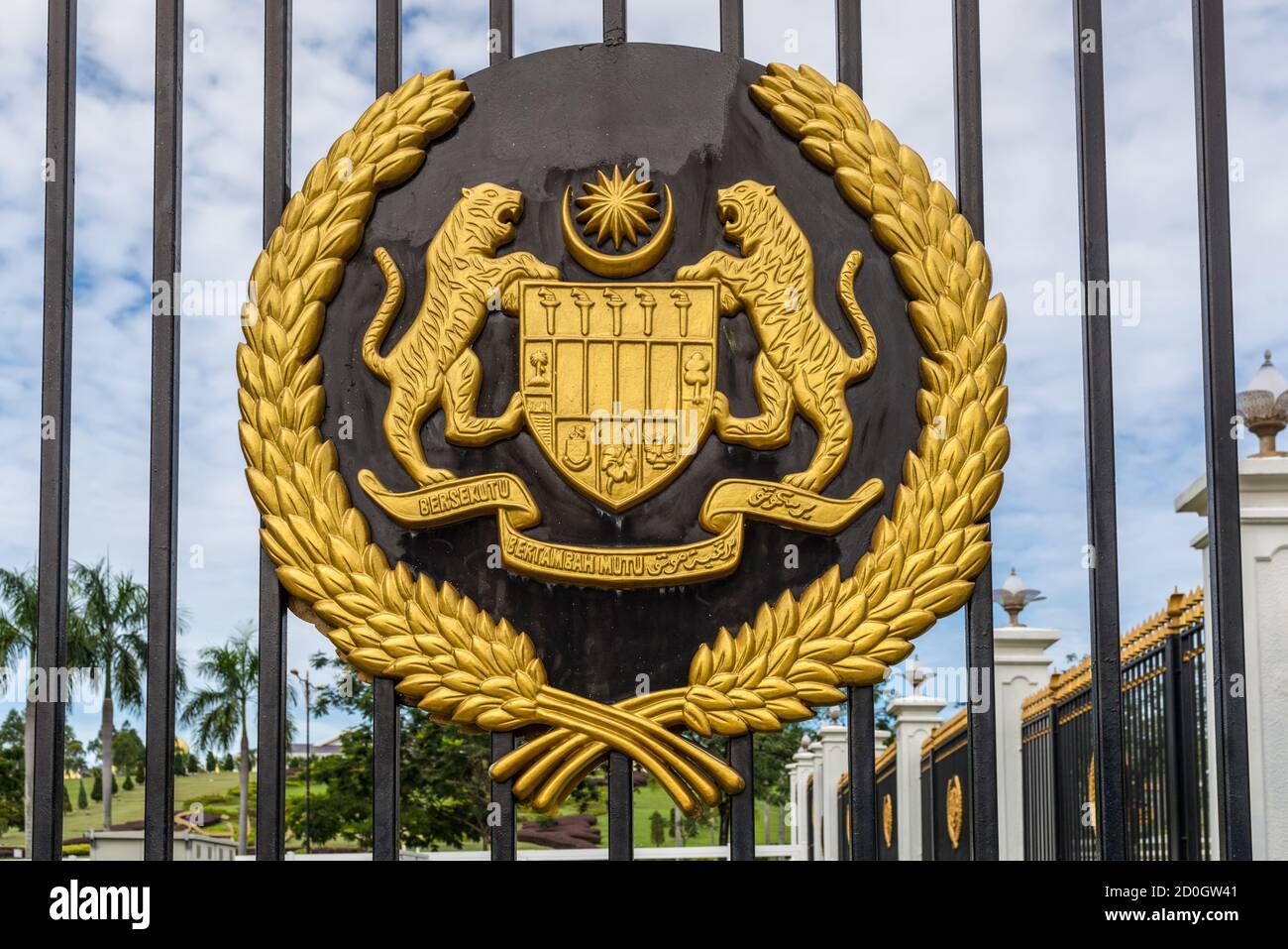 Kuala Lumpur, Malaysia - 2. Dezember 2019: Das Wappen Malaysias am Zaun