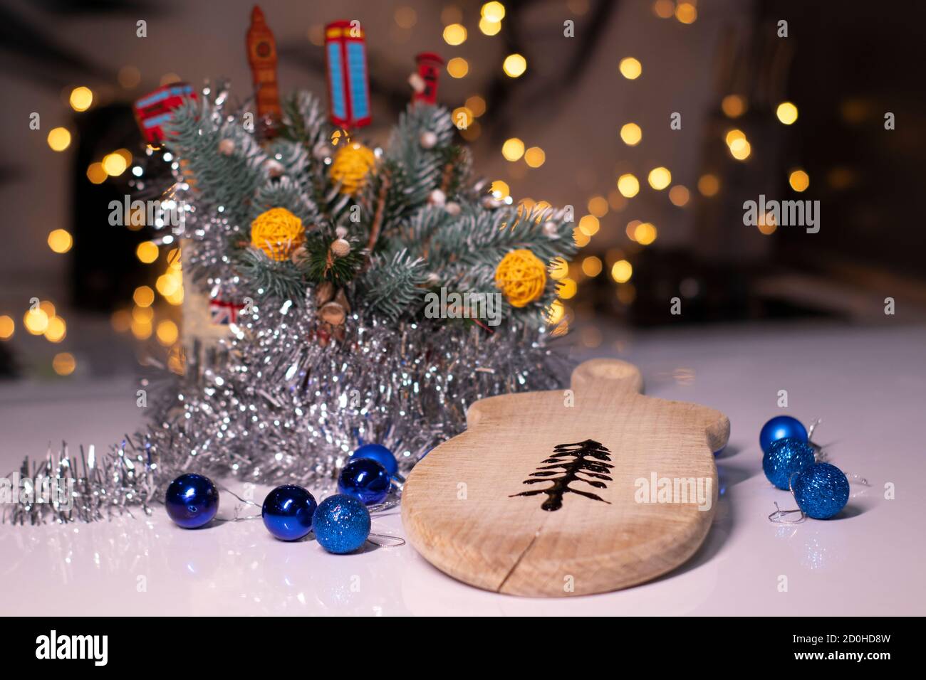 weihnachtsbaum aus Schokolade auf einem Holzbrett neben den Weihnachtsdekorationen. Stockfoto