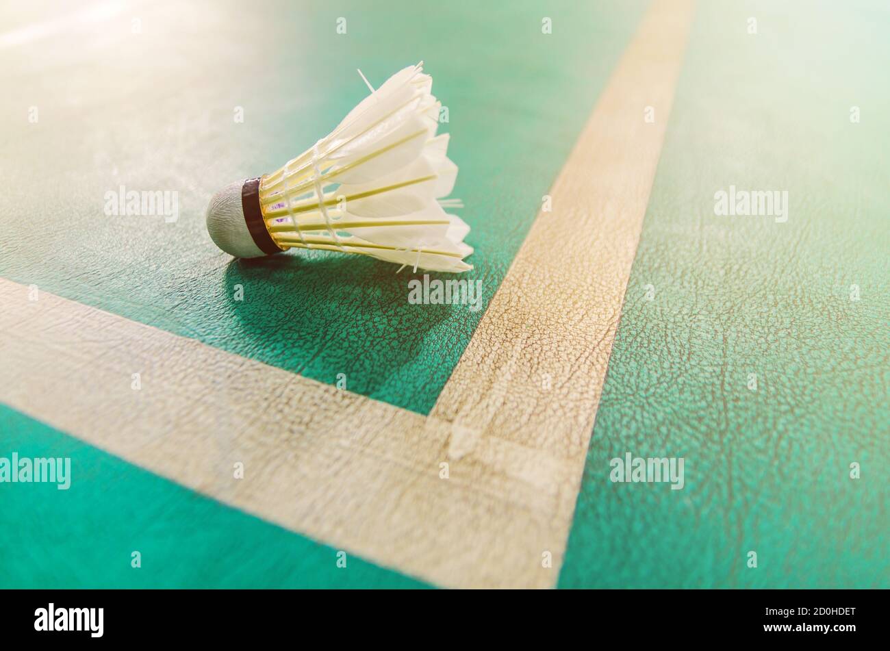 Badmintonplätze mit Bälle im Vordergrund. Stockfoto