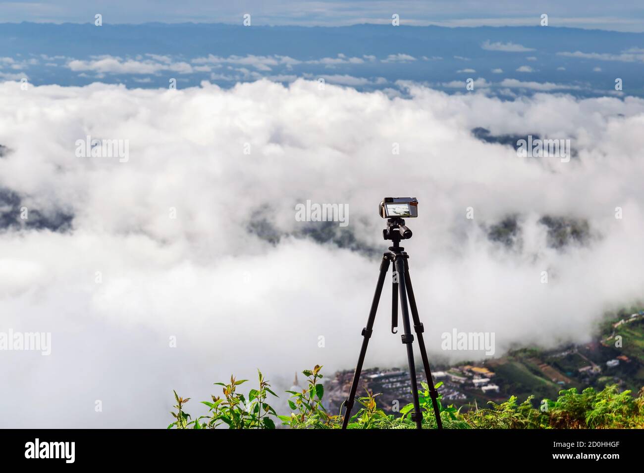 Stellen Sie eine Digitalkamera auf ein Stativ, um den Blick auf den Himmel, die Wolken und die Berge einzufangen. Stockfoto
