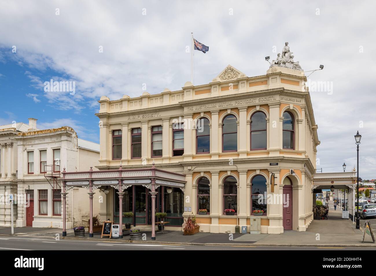 Die ehemalige 'Australian Mutual Provident Society' (A.M.P. Gesellschaft), gegründet 1849. Heute das Restaurant und Bar 'CUCINA' in Oamaru, Neuseeland Stockfoto