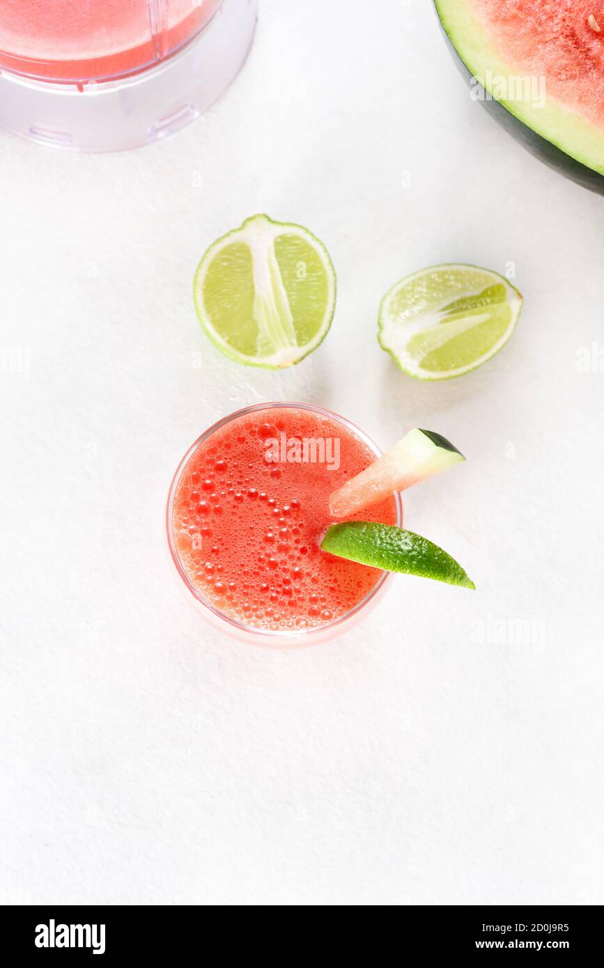 Wassermelone Saft in einem Glas auf weißem Stein Backgrond mit freiem Text Raum. Gesundes Sommergetränk. Draufsicht, flach liegend Stockfoto
