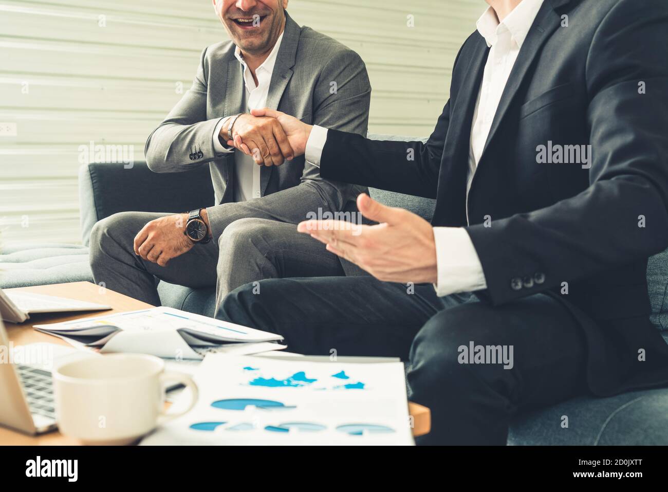 Geschäftsmann Handshake mit einem anderen Unternehmer Partner in modernen Arbeitsplatz Büro. Menschen corporate business Angebote Konzept. Stockfoto