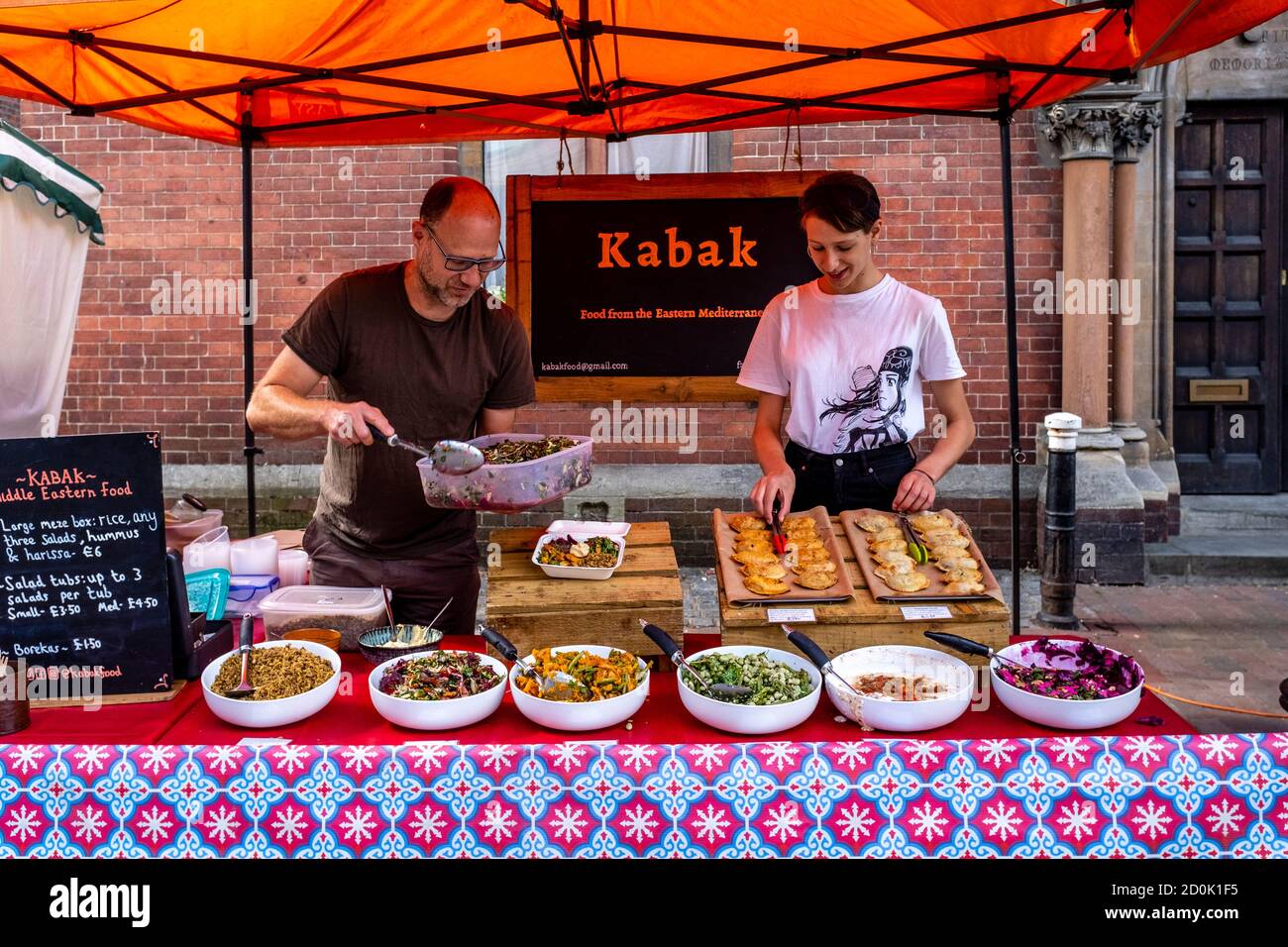 Zwei Leute, die Pays und Salate auf EINEM Bauernmarkt, High Street, Lewes, East Sussex, Großbritannien verkaufen. Stockfoto