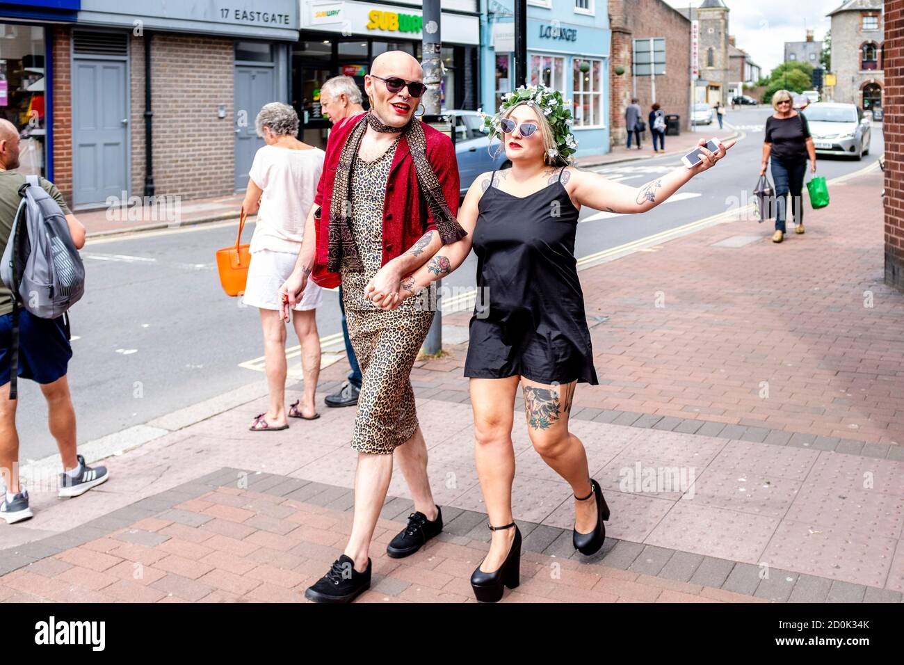 Zwei Menschen auf dem Weg zu EINEM Pride Event in Brighton, High Street, Lewes, East Sussex, Großbritannien. Stockfoto