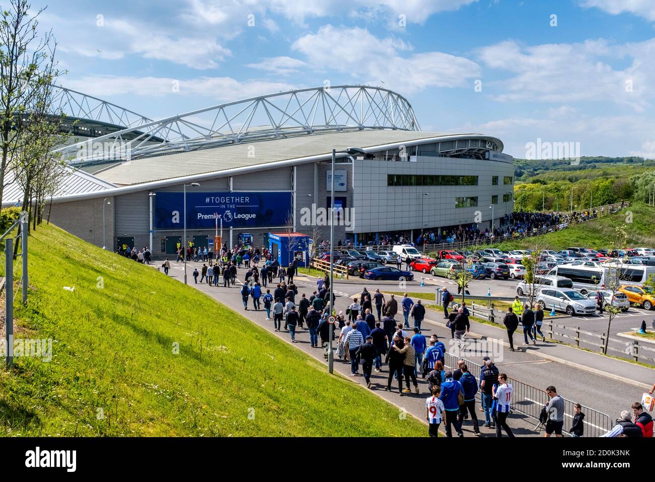 Britische Fußballfans auf dem Weg zu Brighton und Hove Albion spielen im Amex Stadium, Brighton, Sussex, Großbritannien. Stockfoto