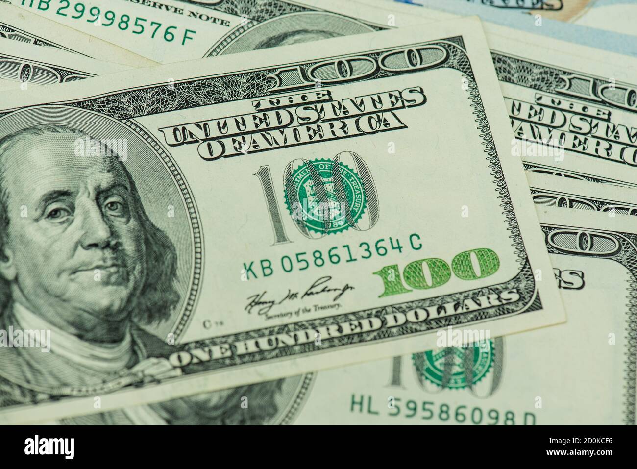 Hundert Dollar stapeln als Hintergrund. Ein Hintergrund von vielen hundert Dollar Banknoten Stockfoto