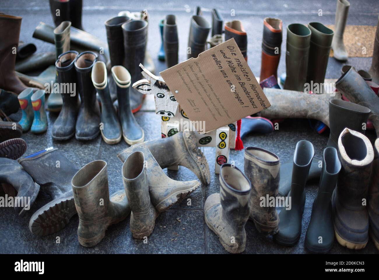 Gummistiefel und ein Mock-up einer Kuh mit einem Plakat gelten vor dem  Schweizer Bundeshaus während einer Demonstration der Schweizer  Bauernverband 