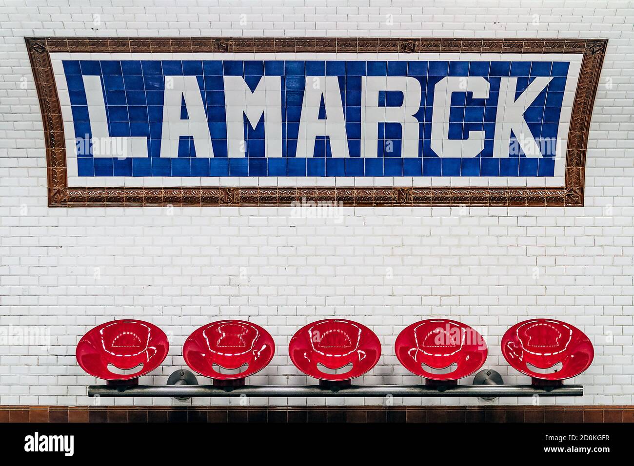 Lamarck – Caulaincourt ist eine Station der Linie 12 von Die Pariser Métro im Montmartre-Viertel Stockfoto