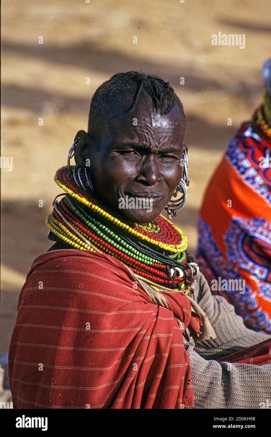 Die Frauen des Samboro Stammes in traditioneller Kleidung Stockfoto