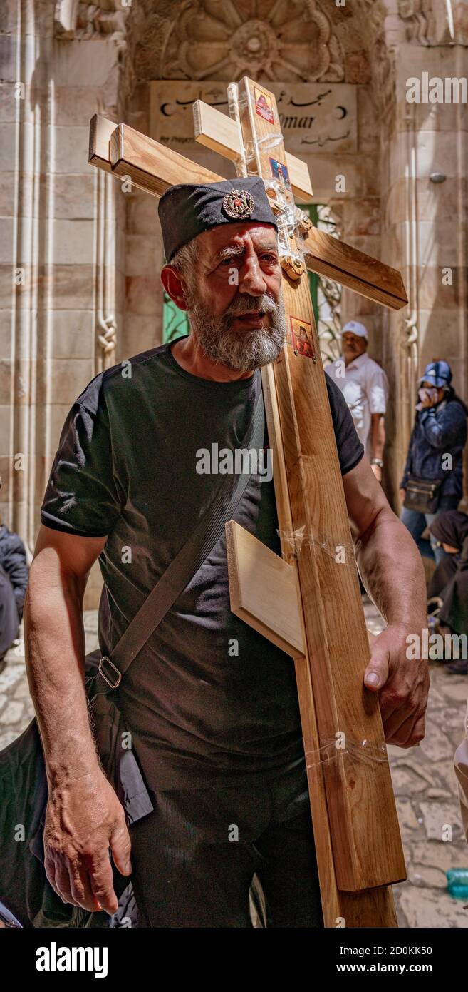 Jerusalem, Israel - 2019-04-26 - Christen tragen symbolische Kreuze auf den Straßen der Stadt. Stockfoto