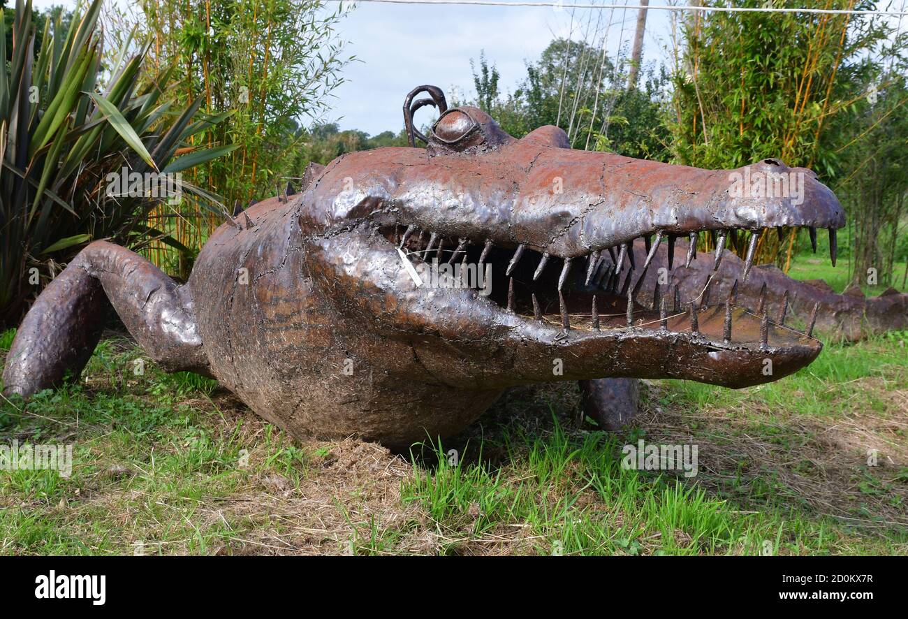 Krokodil- oder Alligatorskulptur im British Ironwork Centre und Shropshire Sculpture Park, Oswestry, Shropshire, Großbritannien Stockfoto