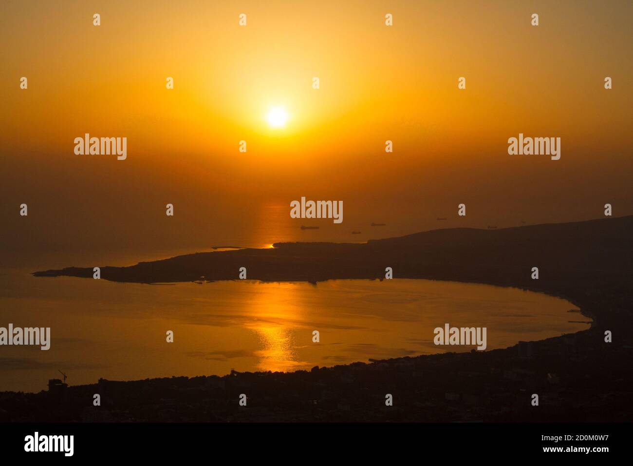 Wunderschöner, farbenfroher Sonnenuntergang. Gelendschik Bucht des Schwarzen Meeres, zwischen Noworossijsk und Tuapse Stockfoto