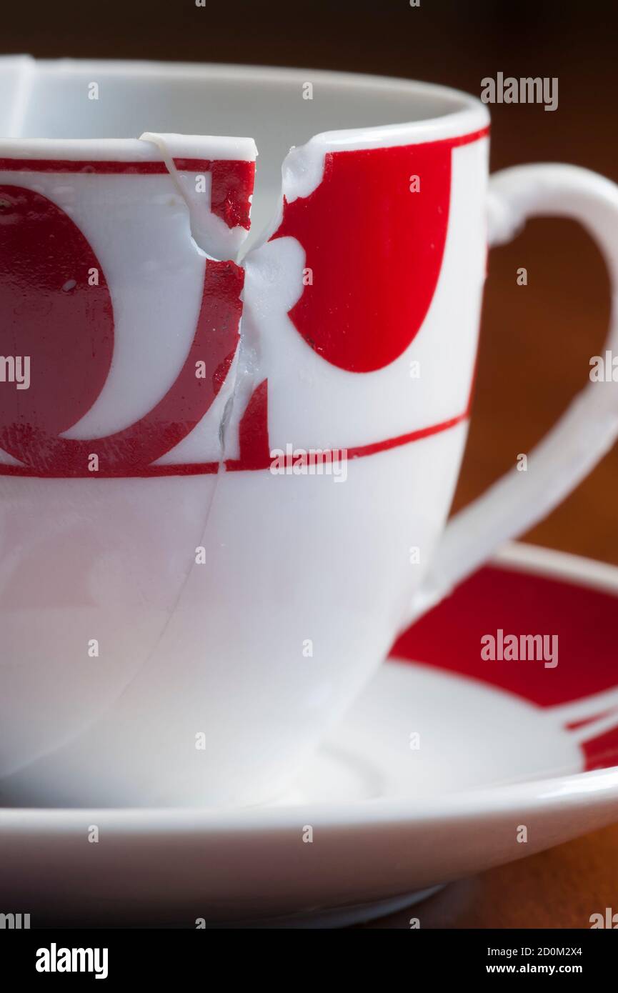 Europäische Stil weiß und rot gebrochen Kaffeetasse zusammen Stockfoto