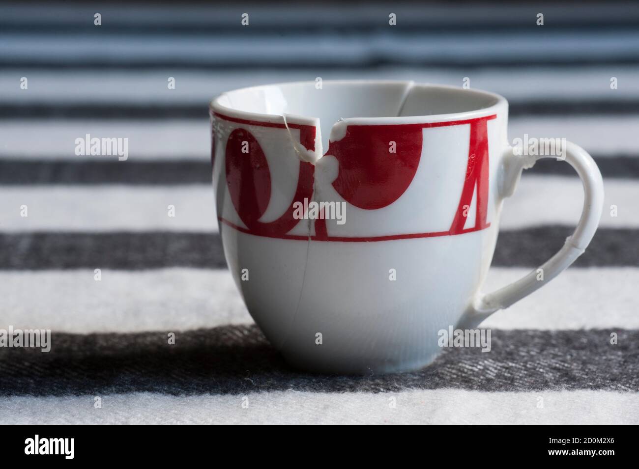 Europäische Stil weiß und rot gebrochen Kaffeetasse zusammen Stockfoto