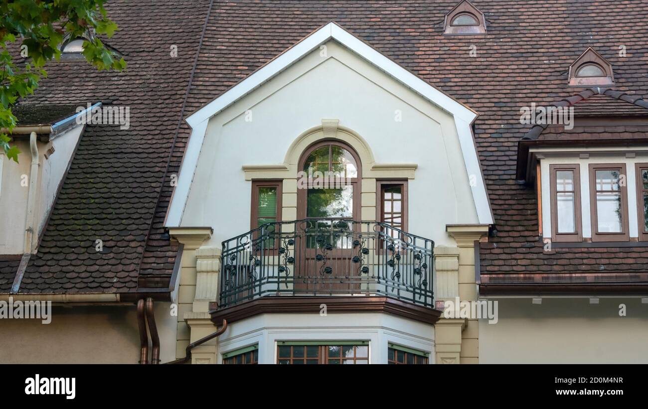 Fassade eines Stadthauses mit Balkon Stockfoto