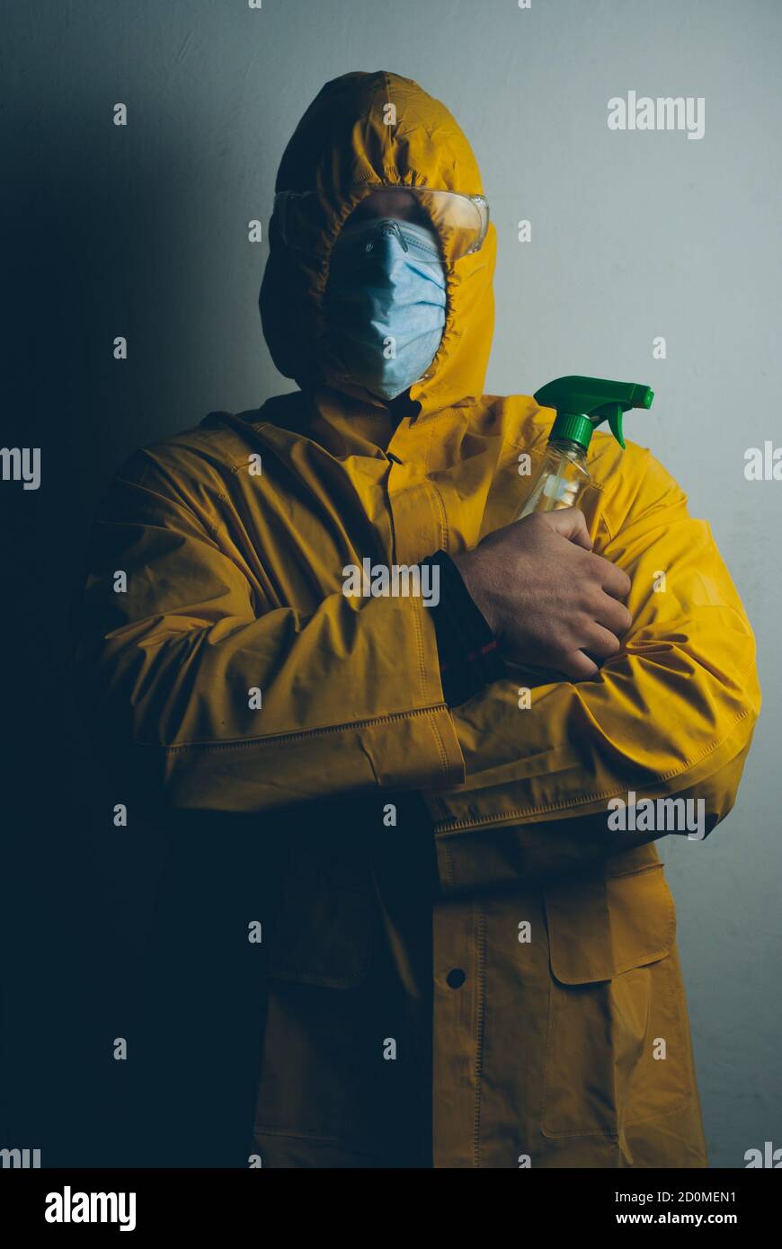 Porträt eines Mannes in Schutzanzug mit Desinfektionsmittel, Stockfoto