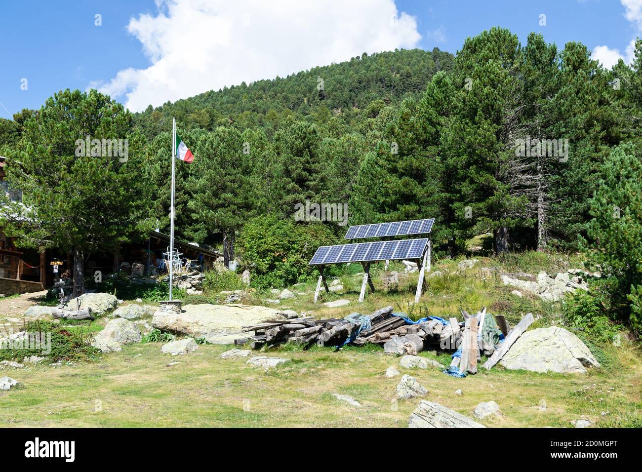 Kleine Sonnenkollektoren versorgen eine alpine Hütte im Varaita-Tal mit Strom. Stockfoto