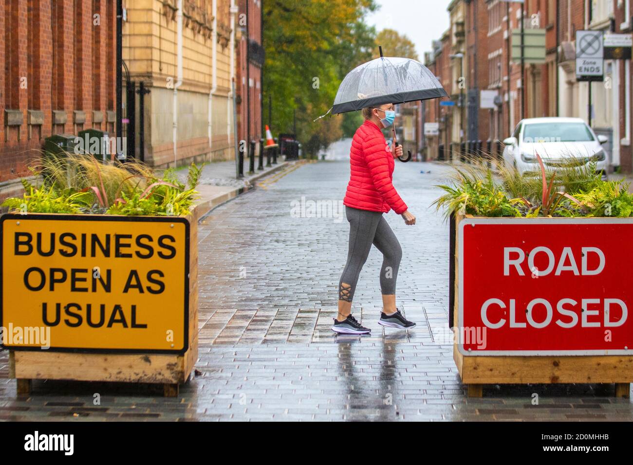 Straßensperrungen von Covid in Preston Lancashire. Wetter in Großbritannien. 3.. Oktober 2020. Für den Nordwesten werden starke Winde und heftige Regenfälle prognostiziert, während der Sturm Alex seinen Kurs im ganzen Land fortsetzt. Laut Prognosen sind Häuser und Unternehmen in Teilen des Vereinigten Königreichs an diesem Wochenende mit dem Risiko einer Überschwemmung durch heftige Regenfälle konfrontiert. Preston in Central Lancashire ist eines der Gebiete, in denen nach einem Anstieg der Covid-19-Infektionen weitere Maßnahmen zur Sperrung getroffen wurden. Kredit; MediaWorldImages/AlamyLiveNews Stockfoto