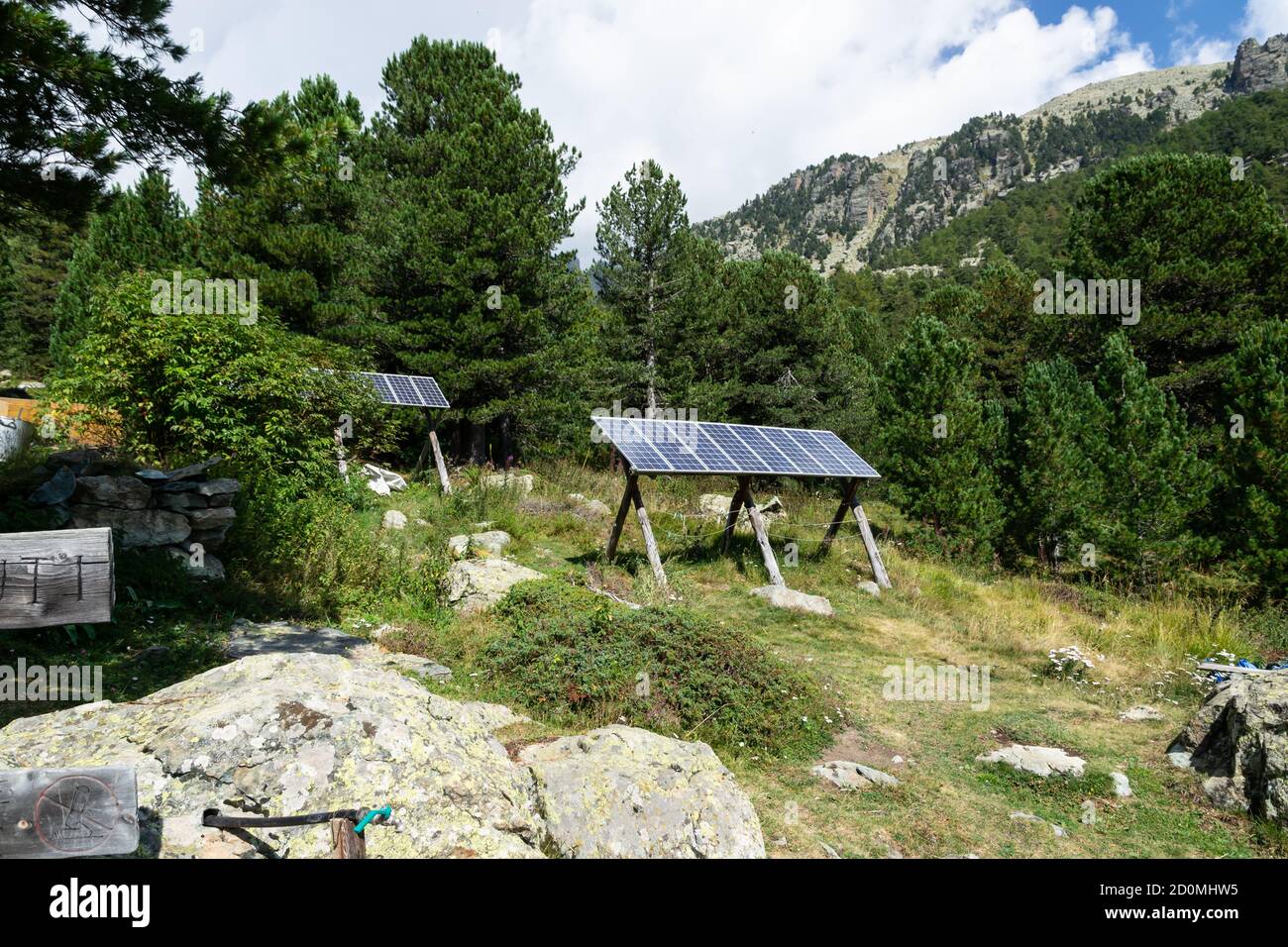 Kleine Sonnenkollektoren versorgen eine alpine Hütte im Varaita-Tal mit Strom. Stockfoto