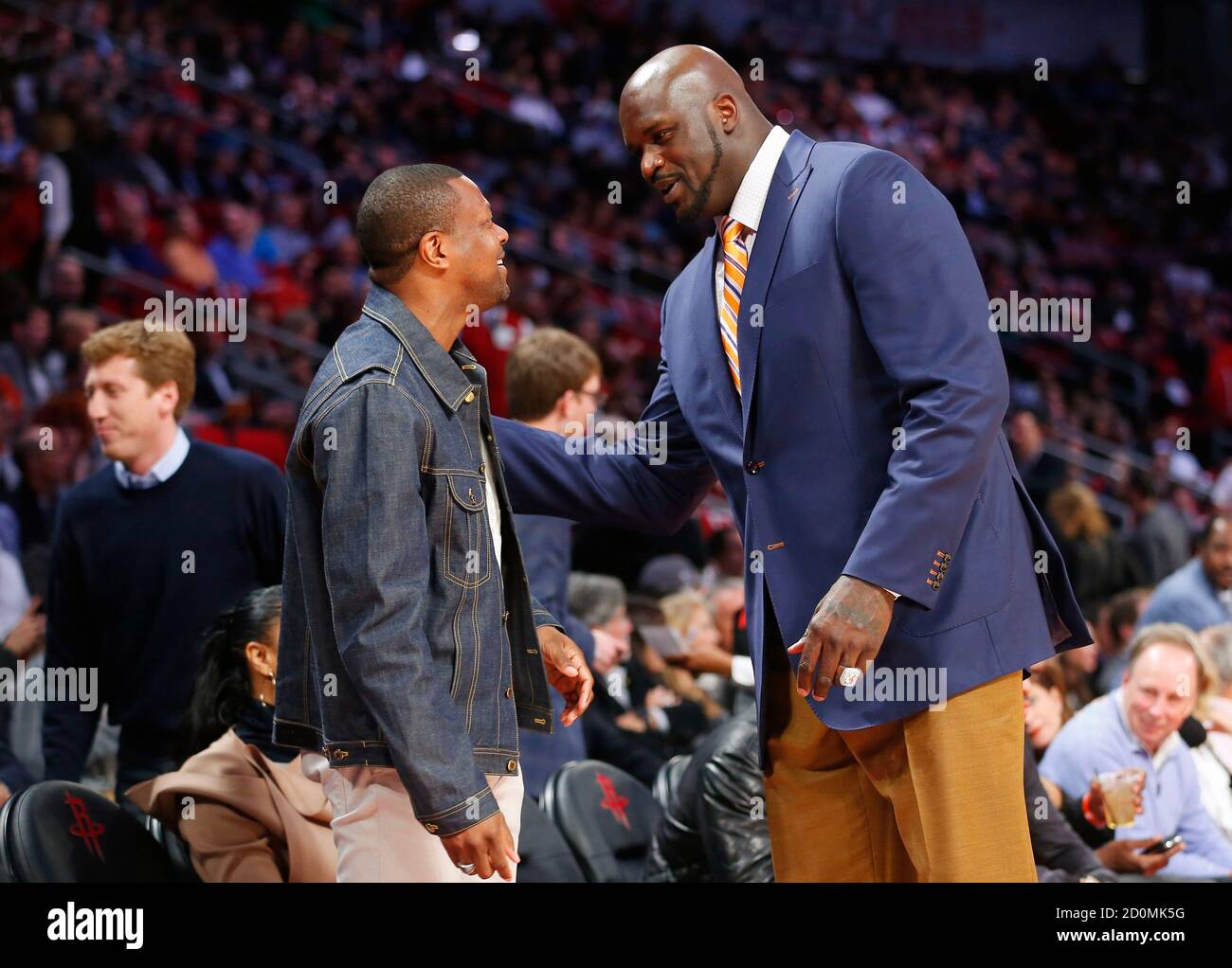 Schauspieler und Komiker Chris Tucker spricht mit dem ehemaligen  NBA-Großspieler Shaquille O'Neal vor dem Slam Dunk Wettbewerb während des  NBA Basketball All-Star Weekend in Houston, Texas, 16. Februar 2013.  REUTERS/Jeff Haynes (VEREINIGTE