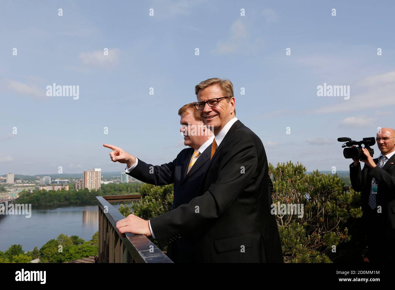 Kanadas Außenminister John Baird (hinten L) blickt auf die Landschaft mit seinem deutschen Amtskollegen Guido Westerwelle am das Lester B. Pearson Building in Ottawa 30. Mai 2013. REUTERS/Chris Wattie (Kanada - Tags: Politik) Stockfoto
