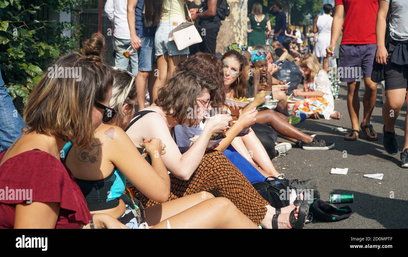 Gruppen junger Menschen glücklich und genießen das Leben am Notting Hill Carnival Stockfoto