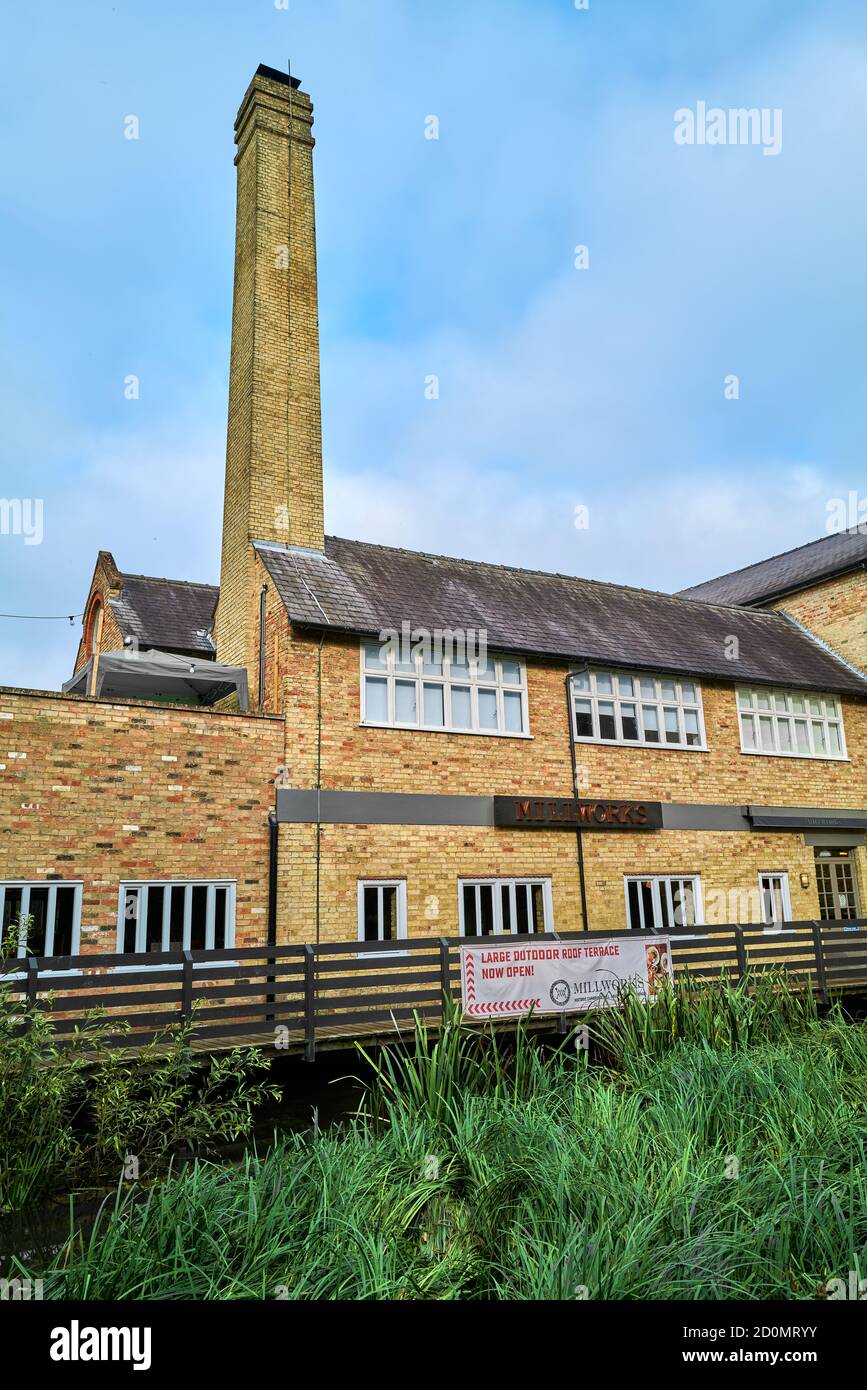 'Millworks', eine ehemalige Mühle am Ufer des Flusses Cam in Mill Pond, Cambridge, England, wurde heute zu einem Restaurant und einer Brasserie umgebaut. Stockfoto