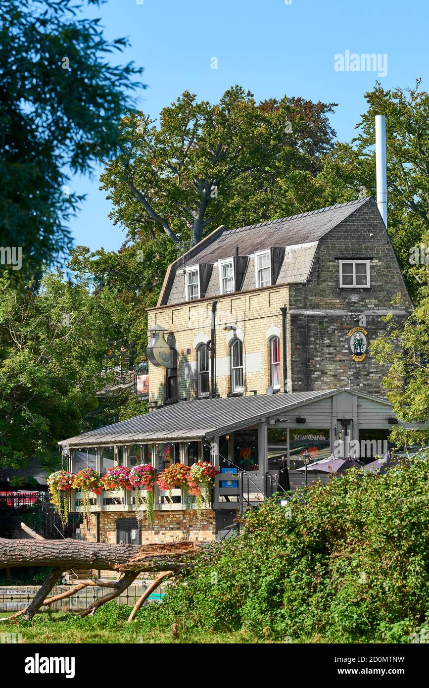 The Granta, ein Green King Pub, an einem Ufer des Flusses Cam, Cambridge, England. Stockfoto