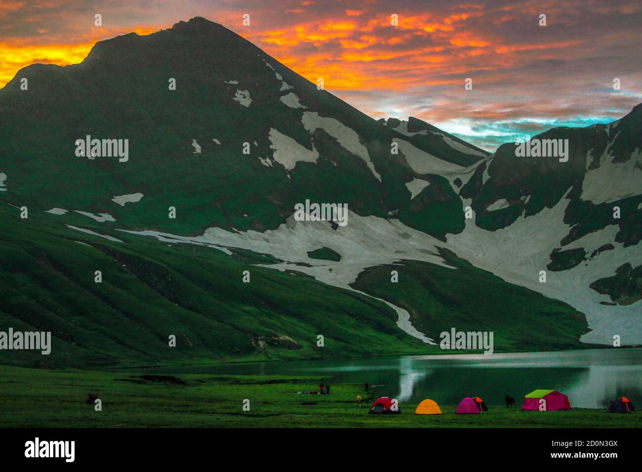 Der Dudipatsar-See, auch als Dudipat-See bekannt, ist ein See, der von schneebedeckten Gipfeln im Lulusar-Dudipatsar-Nationalpark umgeben ist. Der See liegt im Norden Stockfoto