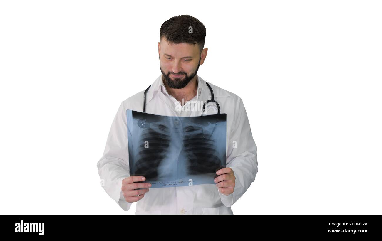 Arzt zu Fuß und Blick auf Röntgenbild der Lunge Ein Stockfoto