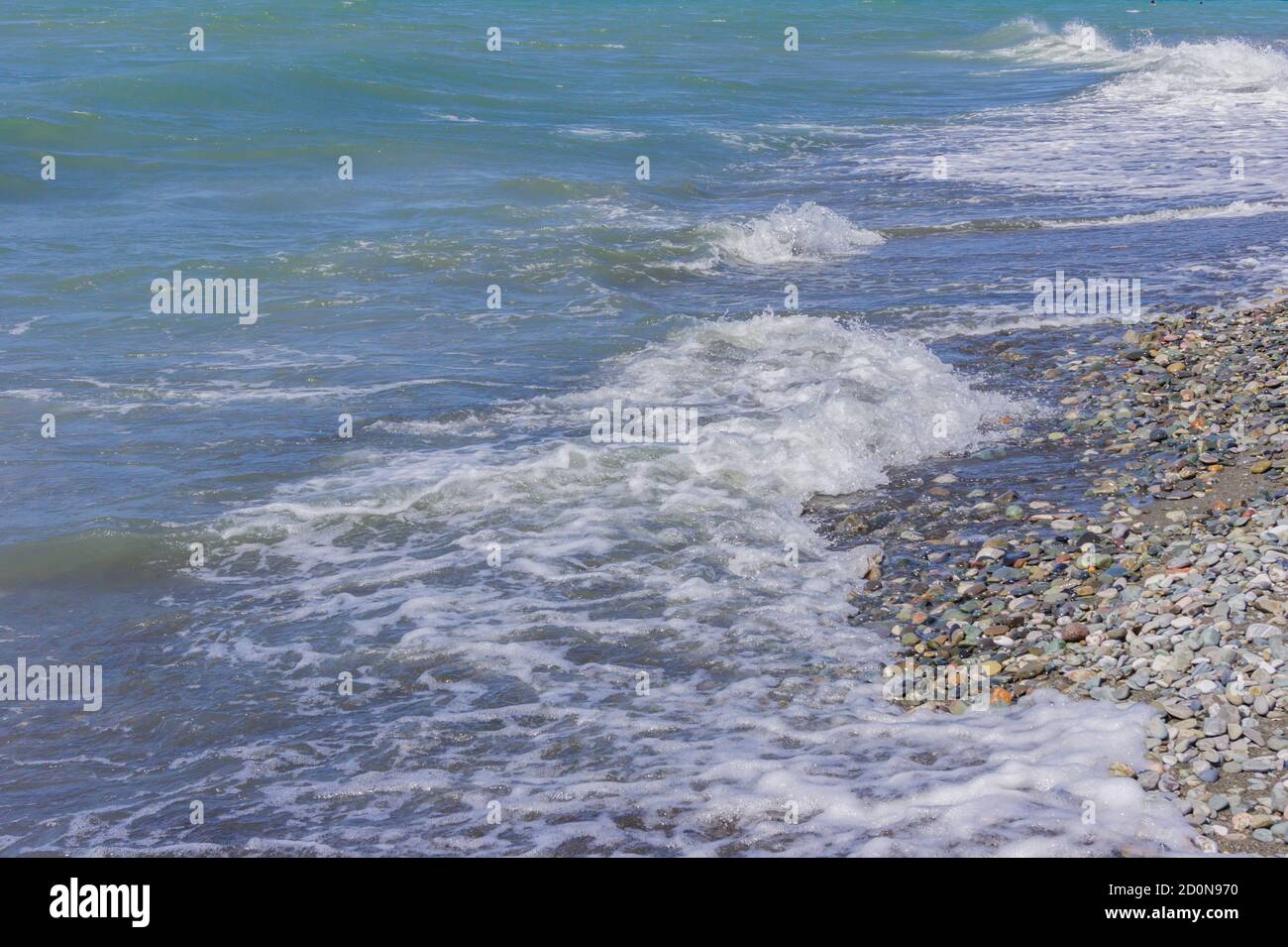 Die Wasserbowes laufen zu ihrem Kiesstrand. Plack Sea Coast Line Stockfoto