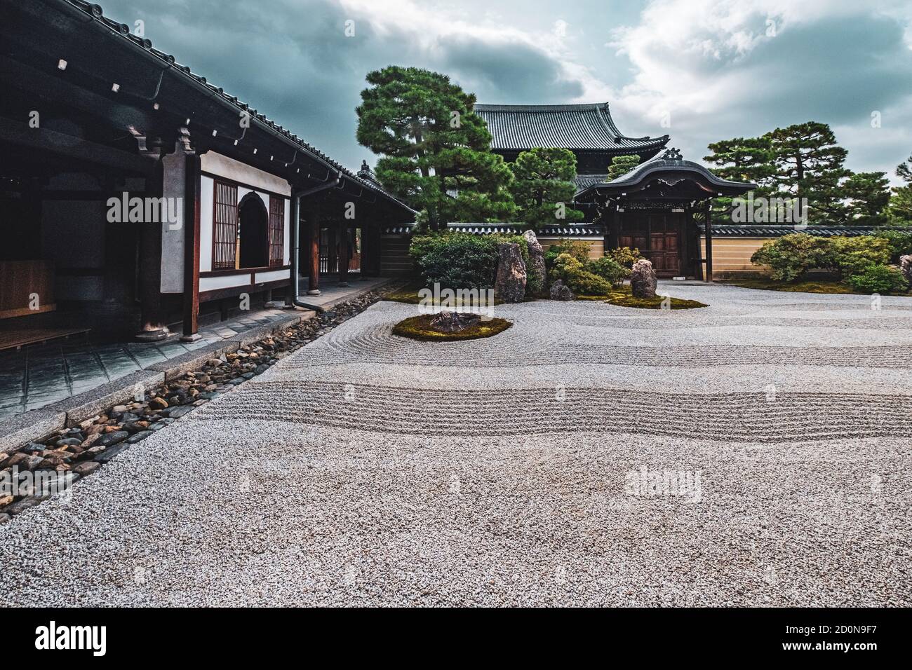 Traditioneller japanischer Garten mit Tempeln Stockfoto