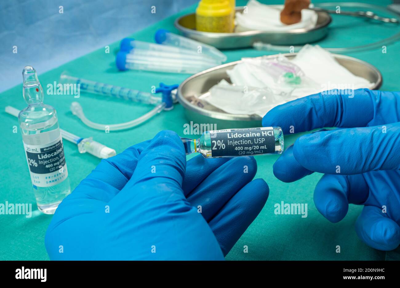 Krankenschwester hält Ampulle der Anästhesie, Vorbereitung, um Liquor zu extrahieren, um Ursachen bei einer Person von Quermyelitis, die wa betroffen zu untersuchen Stockfoto