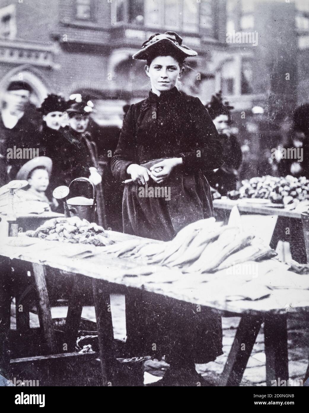 Eine junge Frau, die im beliebten Ferienort Scarborough, North Yorkshire, Großbritannien, um 1895 frisch gefangenen Austern und Fisch von einem Schubkarren verkauft. Austern waren ein Grundnahrungsmittel in Großbritannien, vor allem für die Armen Stockfoto