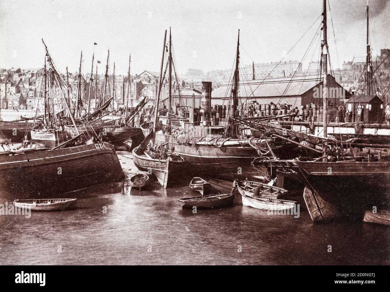 Fischerboote im überfüllten Hafen von Scarborough, North Yorkshire, Großbritannien, um 1895 Stockfoto