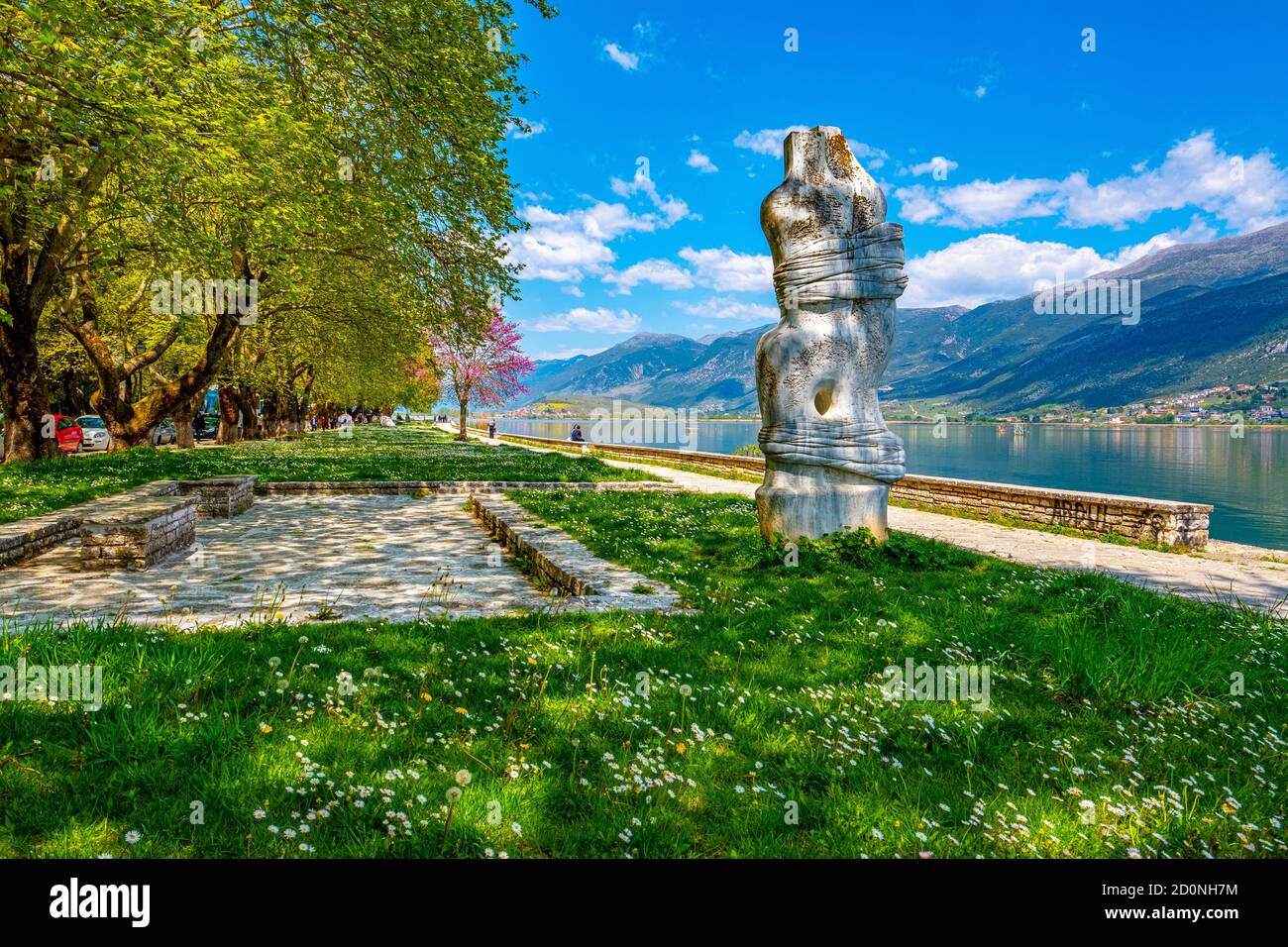 Der berühmte See Pamvotida in der Stadt Ioannina in Griechenland. Stockfoto