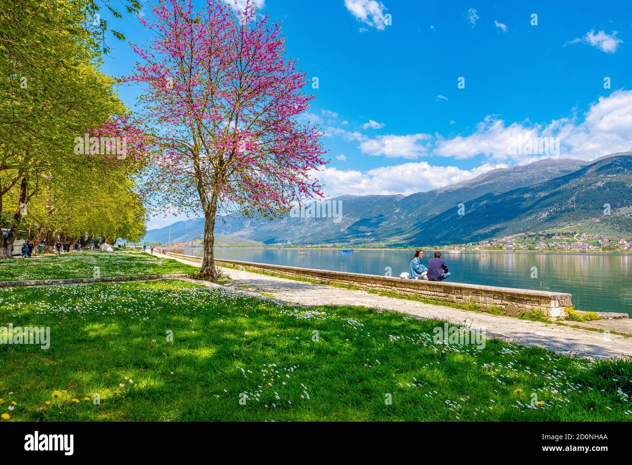 Ein Paar am Pamvotida See in Ioannina. Stockfoto