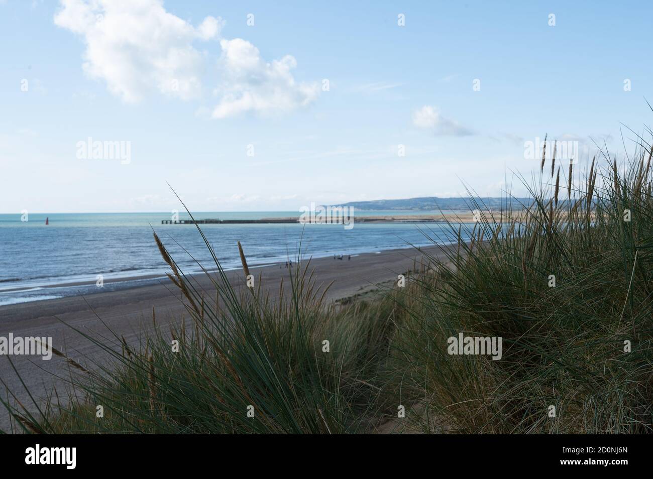 Blick auf Camber Sands von der Spitze einer Sanddüne, East Sussex Stockfoto