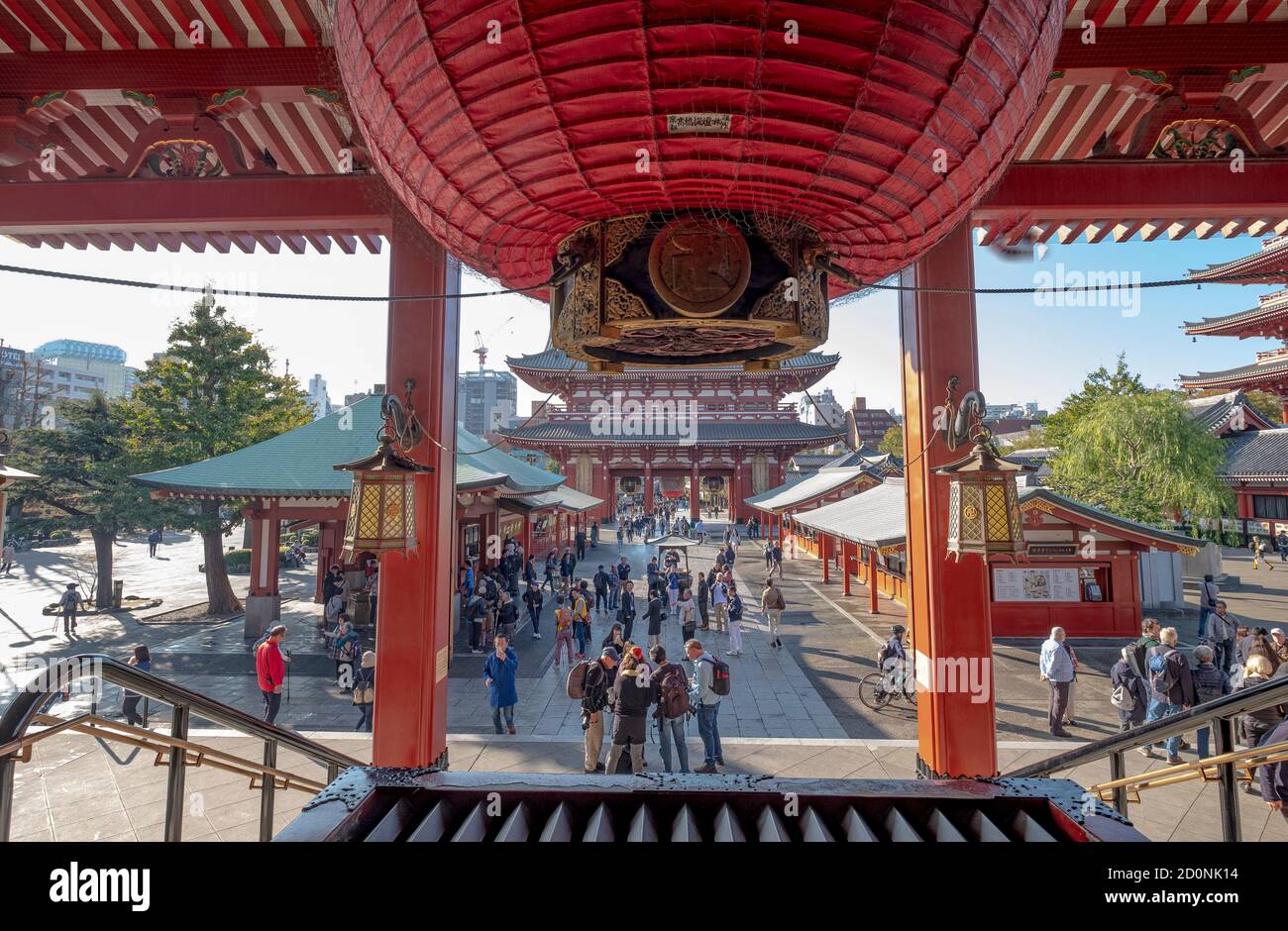 Ein Blick vom Inneren des Senso-ji-Tempels, einer der wichtigsten touristischen Attraktionen in Tokio. Stockfoto