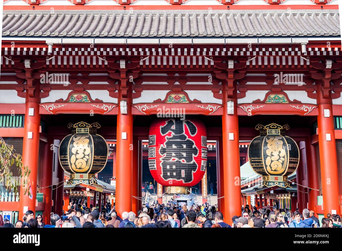 Senso-ji der älteste Tempel in Tokio, eine der bedeutendsten Sehenswürdigkeiten in Japan, voller Menschen. Stockfoto
