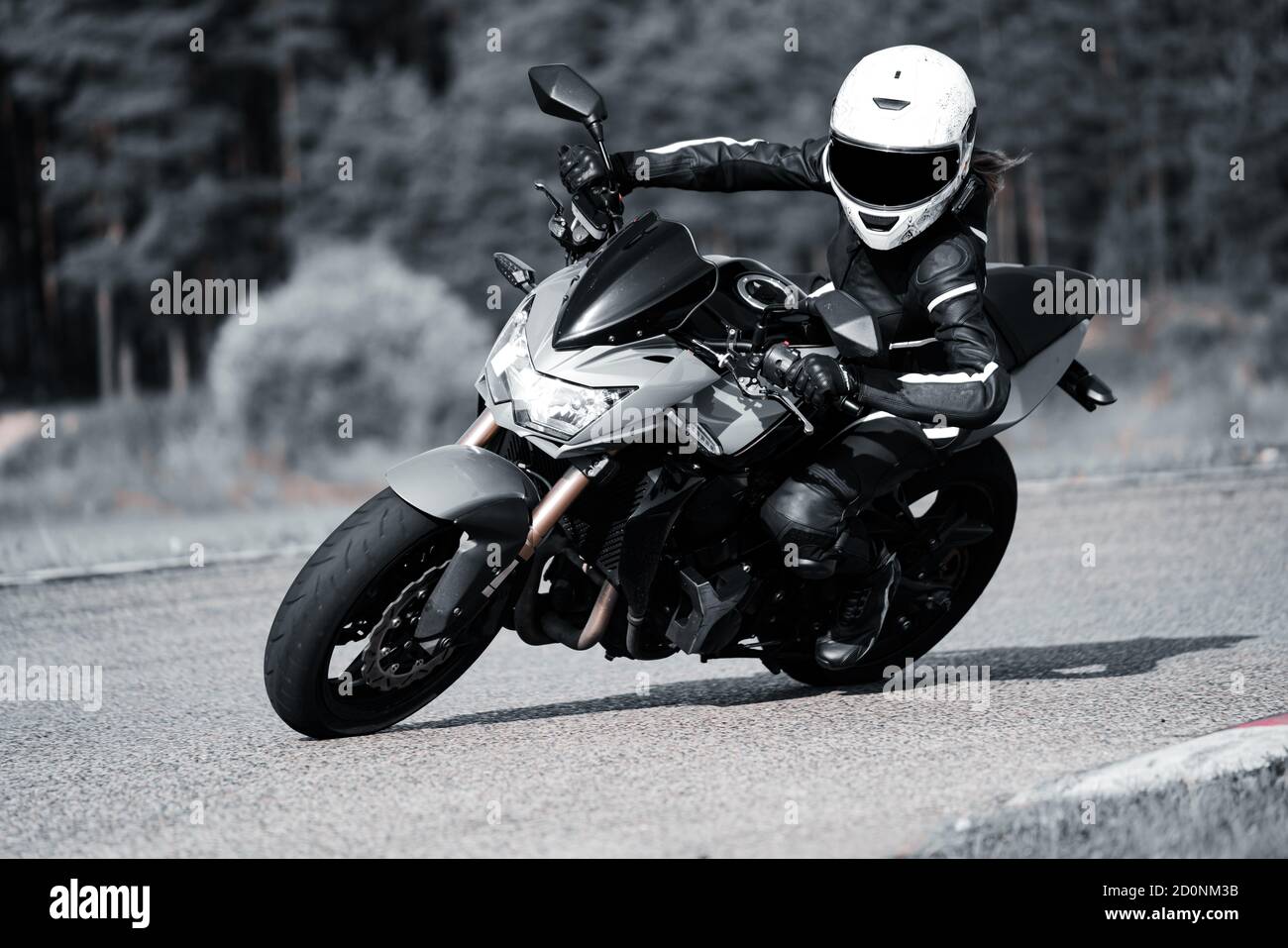 Schnelle Motorrad-Straßenfahrt. Spaß beim Fahren der leeren Autobahn auf einer Motorrad-Tour Reise. Schwarz ein weißes Foto. Stockfoto