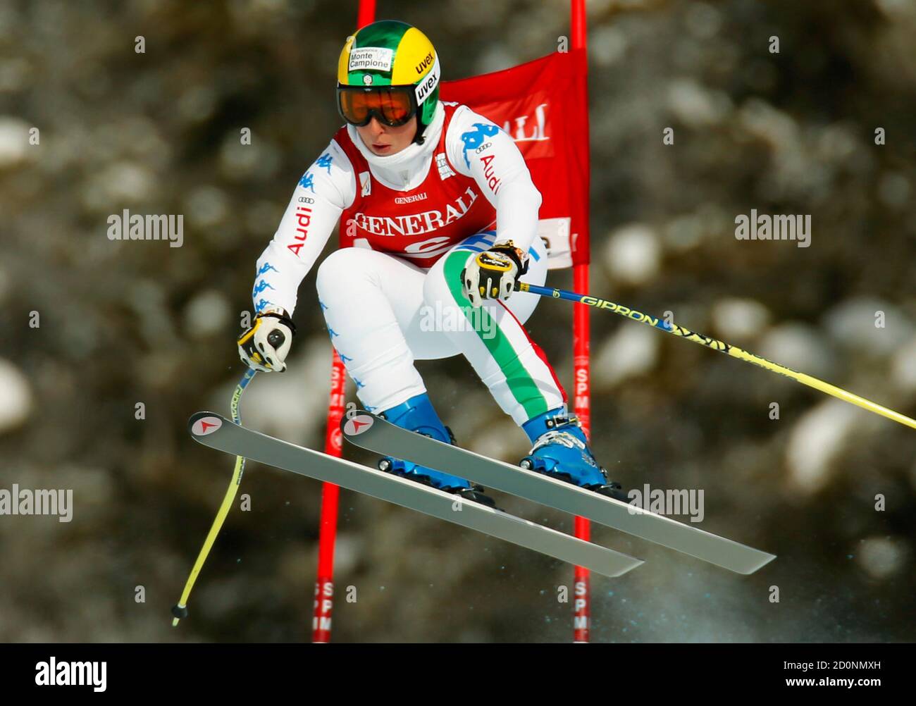 Elena Fanchini aus Italien nimmt beim alpinen Skisport-Training für die Damen-Weltcup-Abfahrt in Lake Louise, Alberta, am 27. November 2012 Luft auf. REUTERS/Mike Blake (KANADA - Tags: SKIFAHREN) Stockfoto