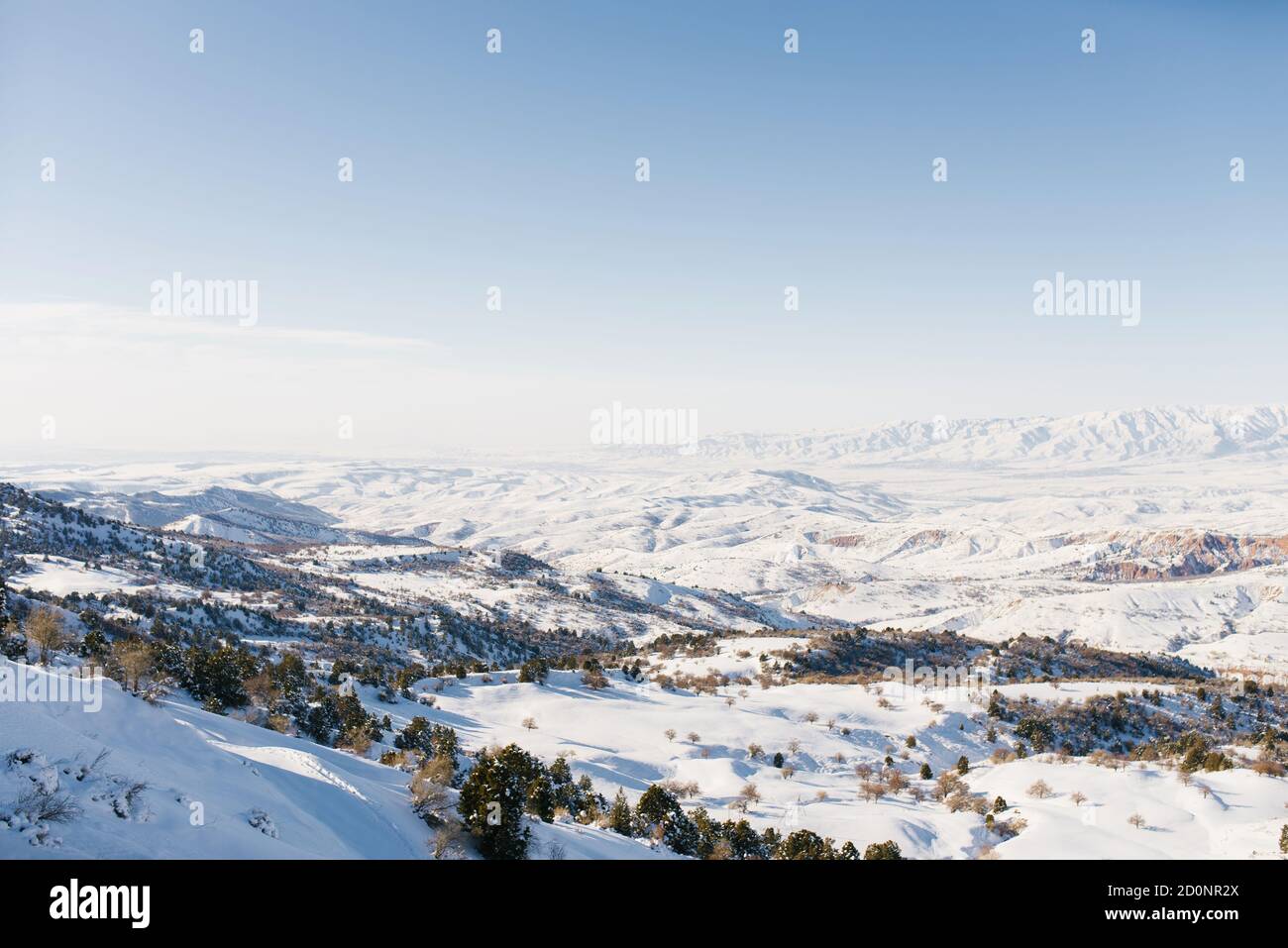 Panorama der Tien Shan Berge bedeckt mit Schnee bei sonnigem Wetter. Winterlandschaft in den Bergen des Skigebiets Beldersay Stockfoto